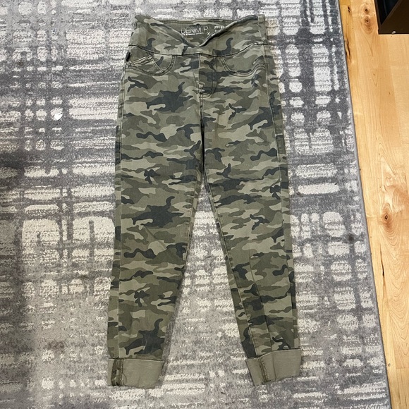 Rock & Republic Denim - Rock and Republic Women’s Pull on Camo Crop jeans- size 6m-great condition!